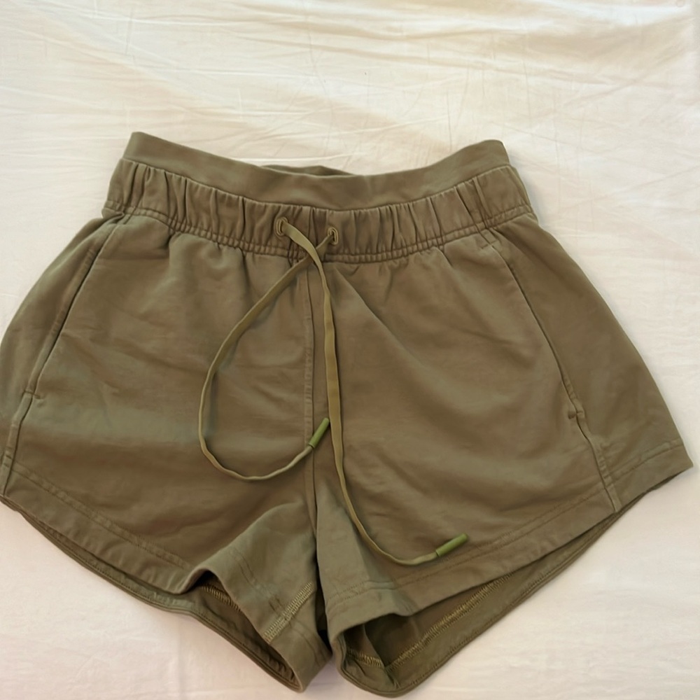 Lululemon inner glow shorts high rise